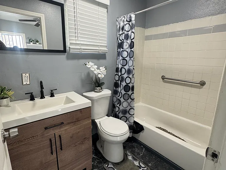 2128 E Stockwell St — Photo 3