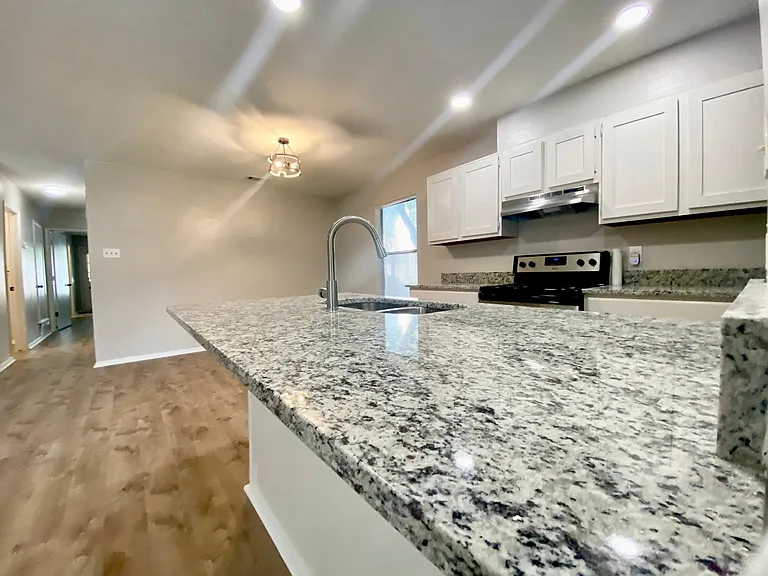 2815 Frazier Ave — Photo 7