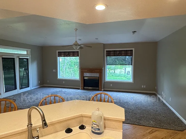 1673 E Webb Way — Photo 6