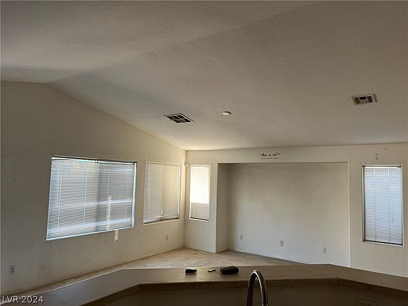 3rd image of 6471 Strongbow Dr