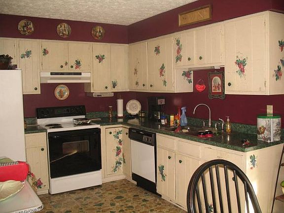 kitchen w/appliances