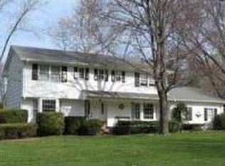 19 Cambridge Dr, North Caldwell, NJ 07006