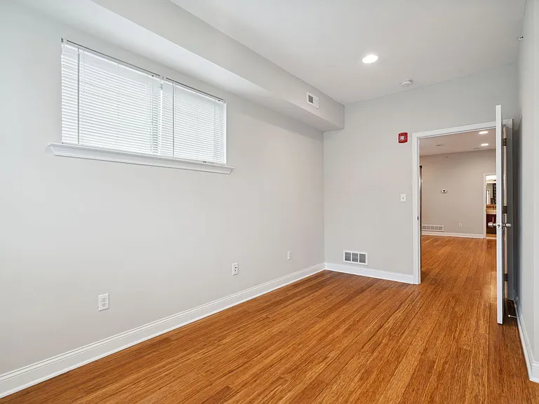 1633 Carpenter St — Photo 15