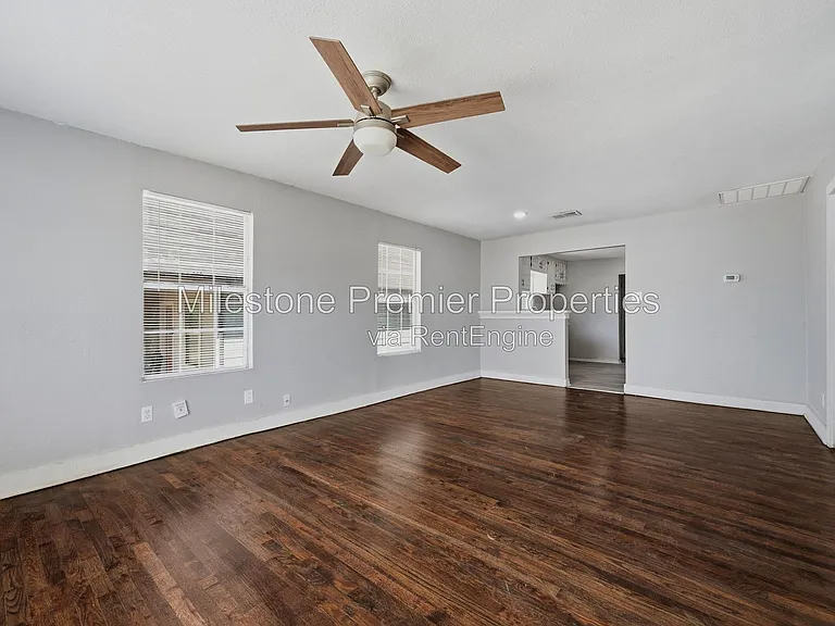 215 W Walker St — Photo 5