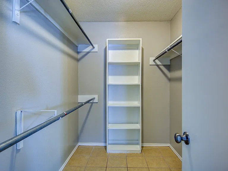 Las Violetas Apartments — Photo 17