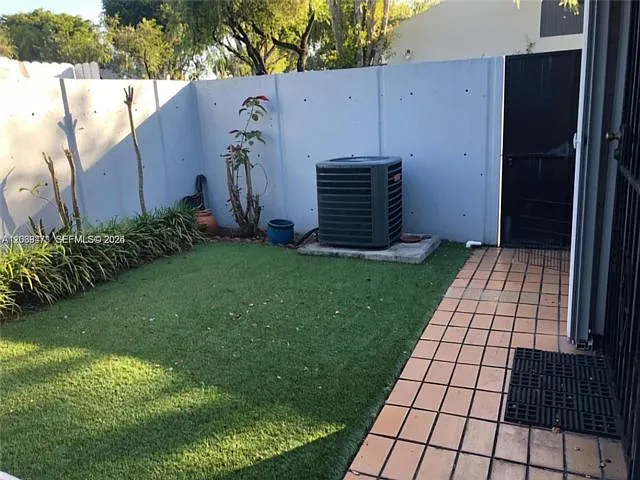 5813 SW 140th Ave — Photo 7
