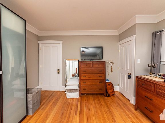 4th image of 1853 W Greenleaf Ave #3B