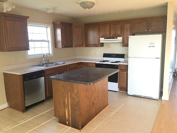 2nd image of 900 Pin Oak Dr