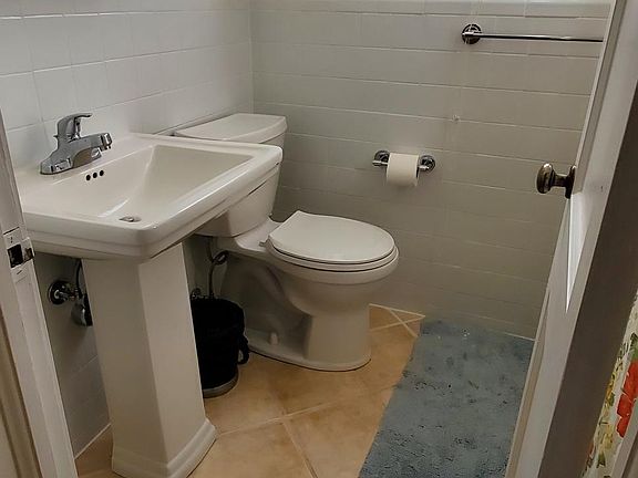 3rd image of 808 Byswick Ln