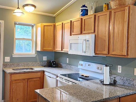 5th image of 22135 Glenwood St
