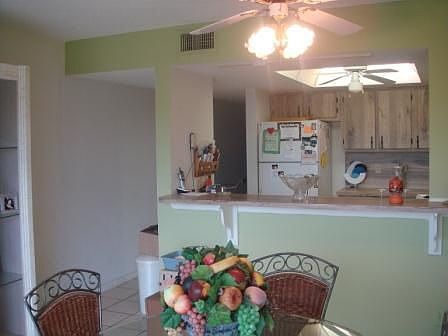 Dining area & kitchen