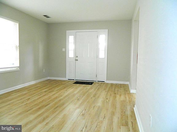 4th image of 420 Morris St