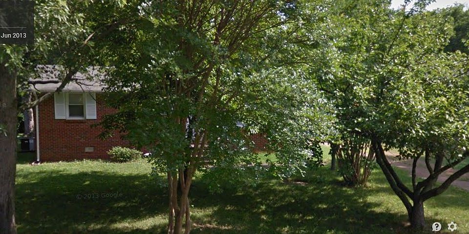 1st image of 220 Oak Dr