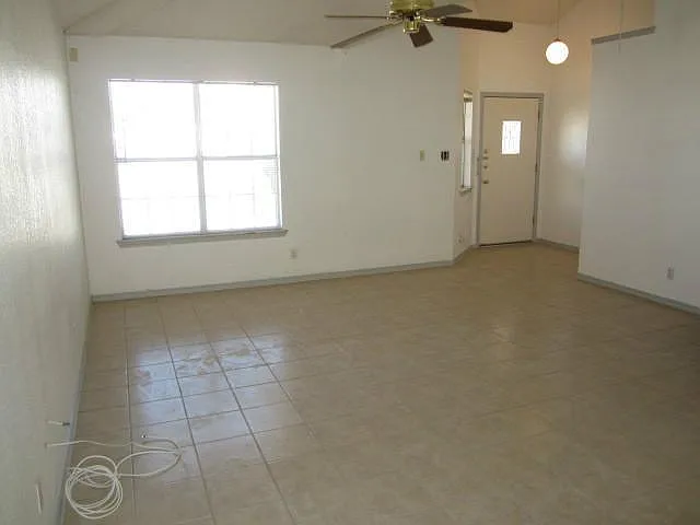 1468 Plaza Verde Dr — Photo 2