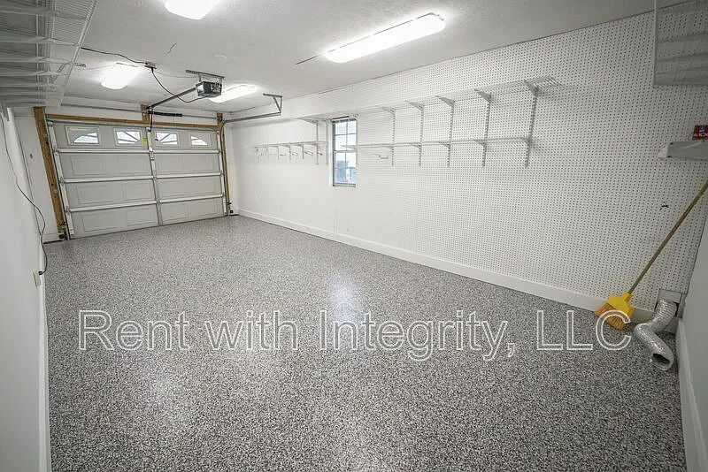 3 bed, 2.0 bath, 1300 sqft, $1,895 — Photo 2