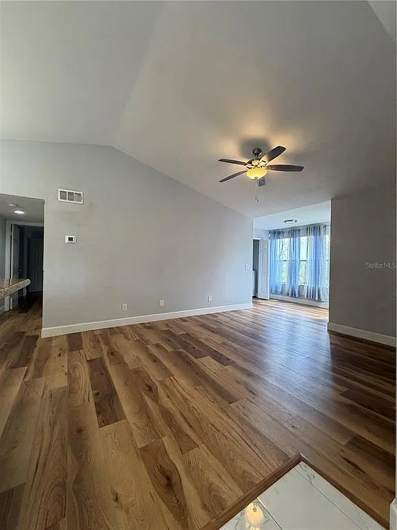 2 bed, 1.0 bath, 919 sqft, $1,600 — Photo 3