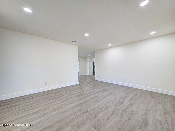 4th image of 1095 Carol Ave