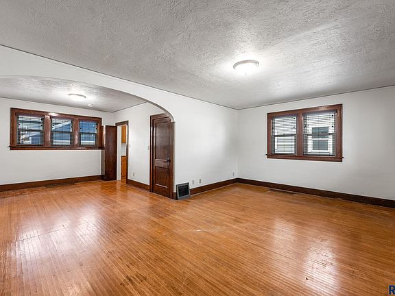3rd image of 821 W 22nd St