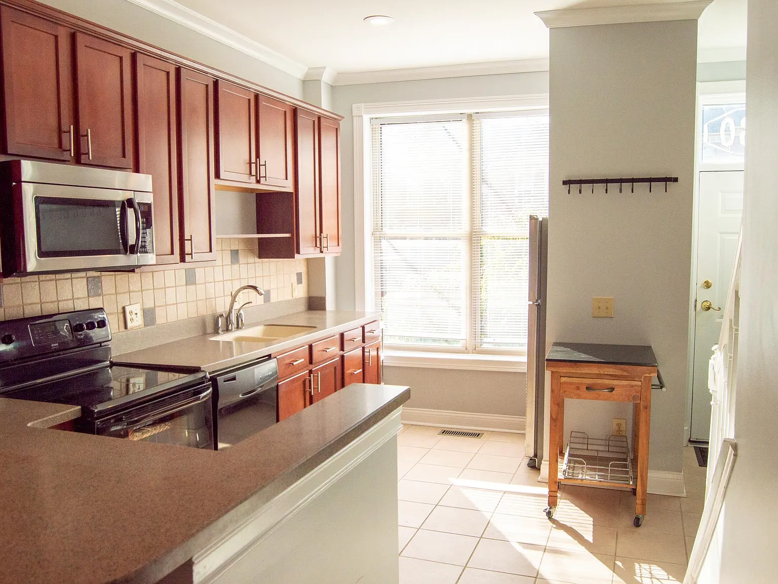 3 bed, 2.5 bath, 1500 sqft, $2,200 — Photo 3