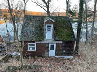34 Iowa Ave, Lake Hopatcong, NJ