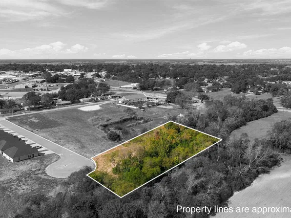 8 Vitava Dr, West, TX 76691