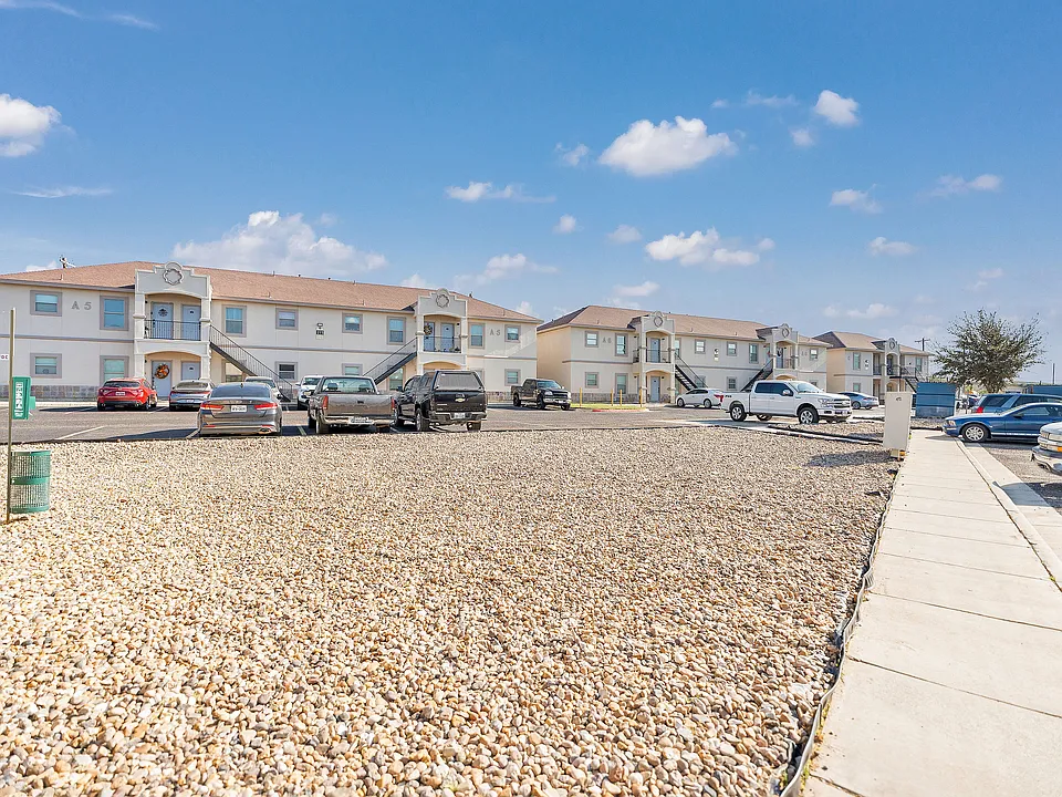 Elegant parking area of Merida Vista Apartments in San Diego, surrounded by lush landscaping and coastal charm