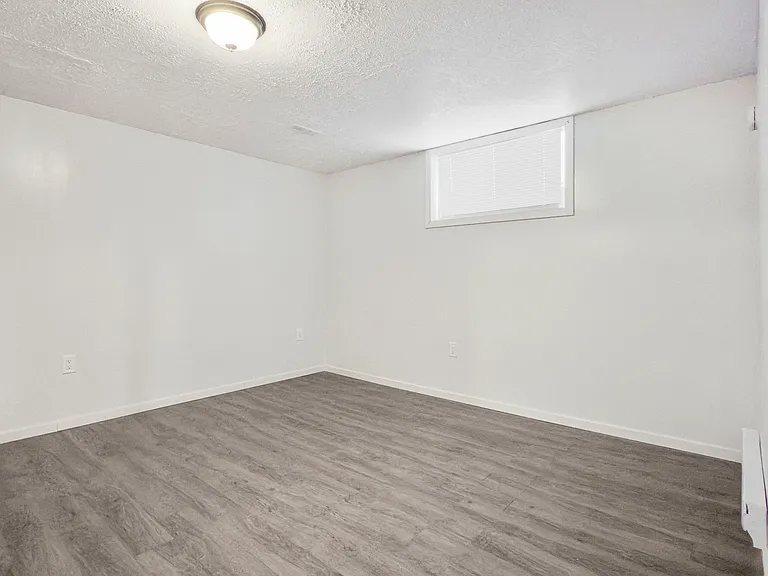 63 Woodglen Close SW — Photo 7