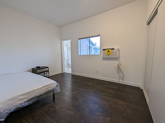 Room 8 (Private bathroom)