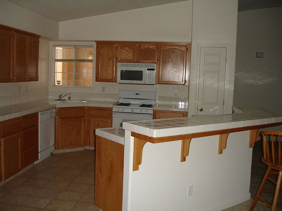large kitchen w/bar