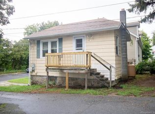 8 Vivian St, Waterford, CT 06385