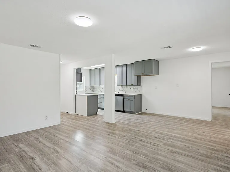 303 N Delphine St — Photo 3