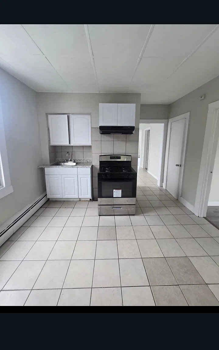 3 bed, $2,095 — Photo 1