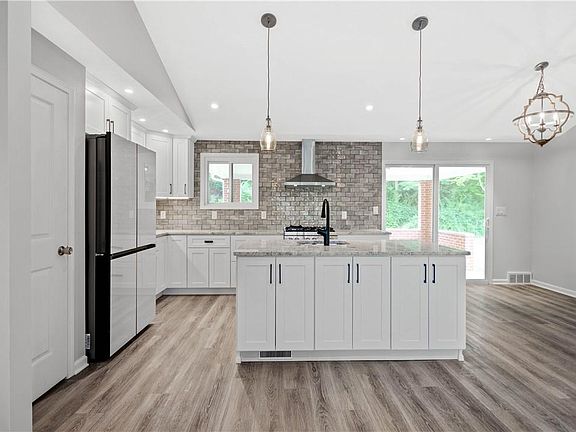 2nd image of 1542 Theresa Ave