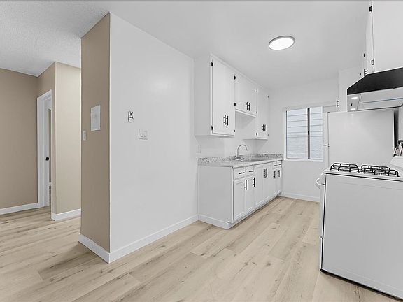 3rd image of 531 W Hyde Park Blvd APT 5