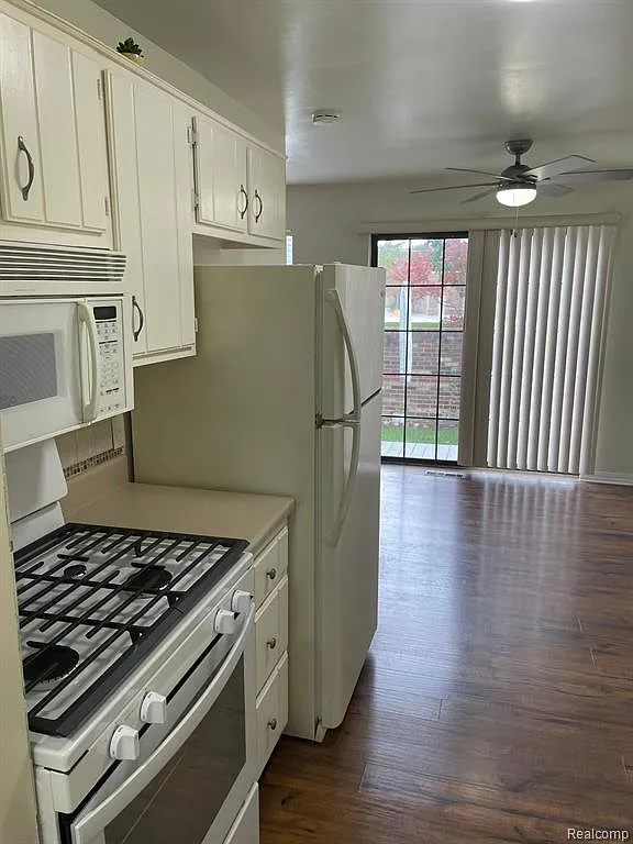 2 bed, 1.5 bath, 966 sqft, $1,600 — Photo 2