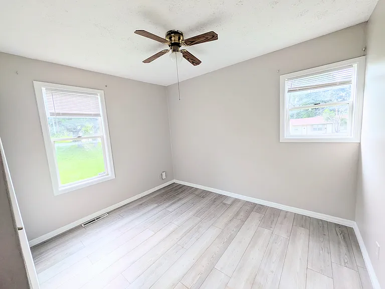 14802 White Ave — Photo 2