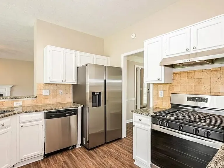 6845 Waters Edge Dr — Photo 2