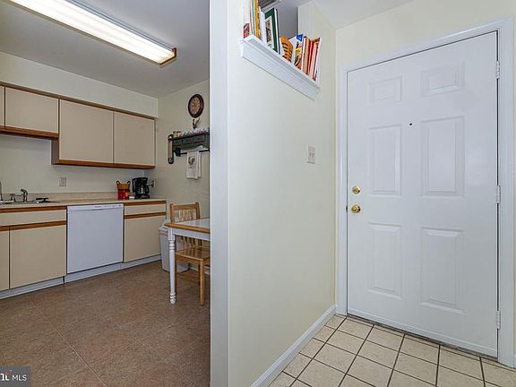 2nd image of 144 Oak Knoll Cir