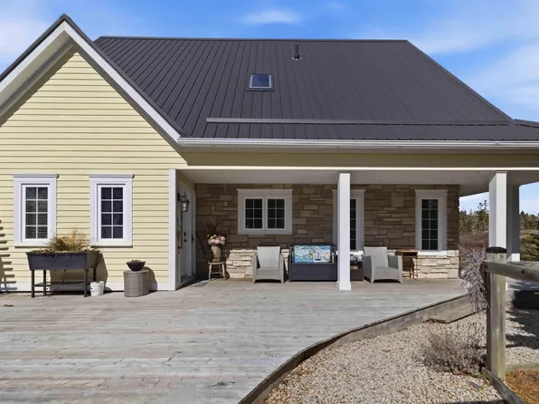 9 Crescent Point Ln W, Lunenburg, NS B0R 1C0