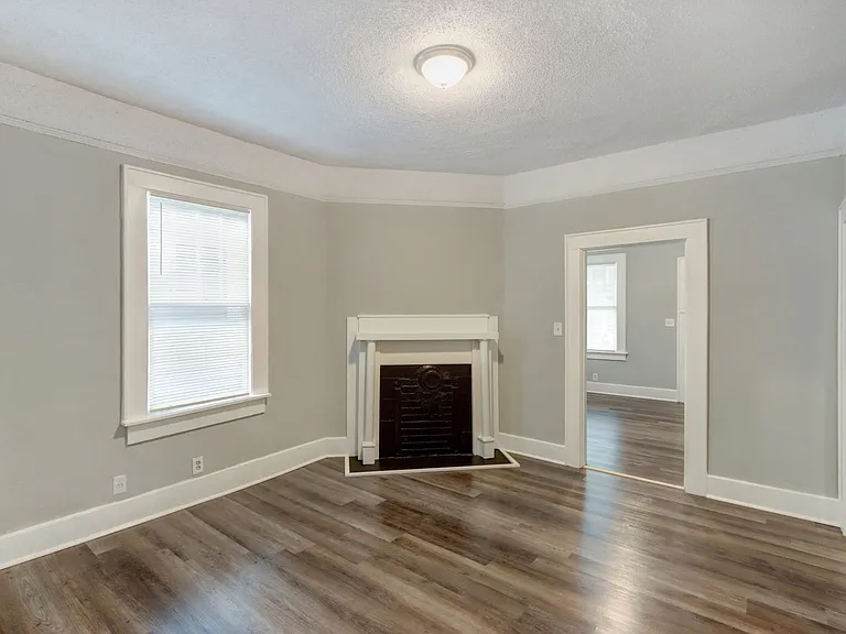 1013 W Victory Dr — Photo 5