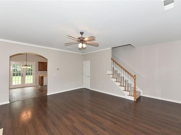 3rd image of 123 Lexington Parke Dr