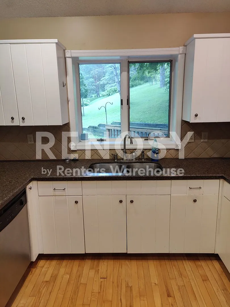 Available Now! Spacious 3 Bed 3 Bath Multi-Level Home Near Downtown & St. Marys Hospital - 2008 H... — Photo 4