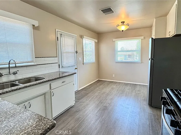 240 N Shamrock Ave — Photo 9