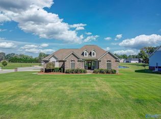 17 Lakeview Cir, Hartselle, AL 35640