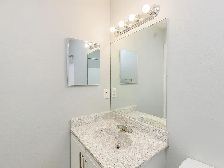 Crown Pointe Apartments — Photo 33