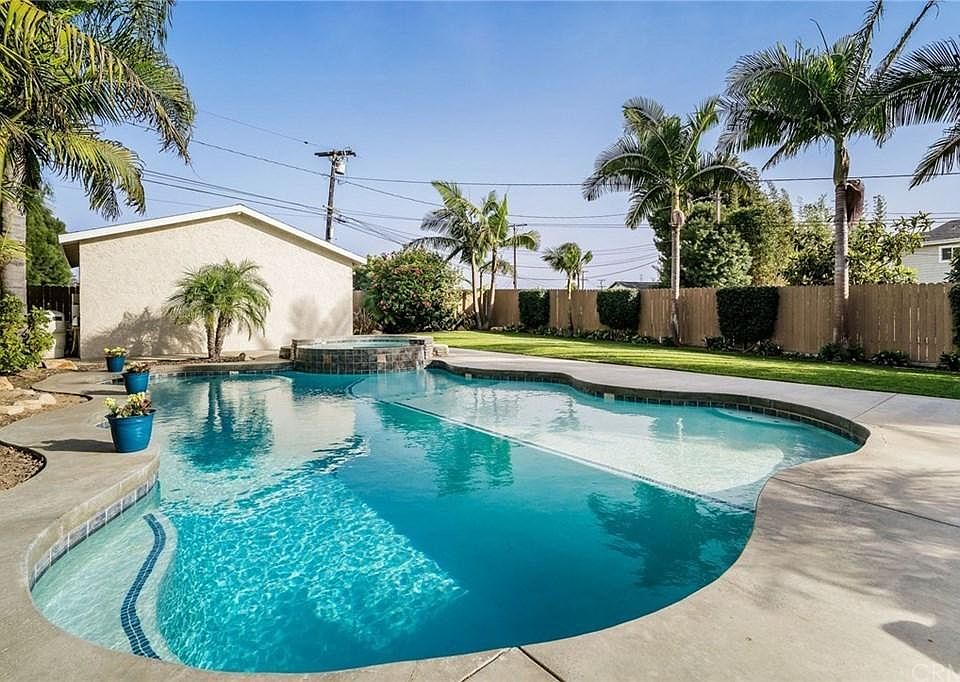 Gorgeous Oasis with Heated Pool + Hot Tub