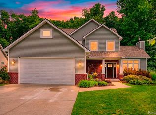 140 Skyline Dr, Howell, MI 48843