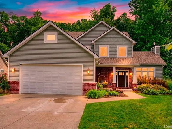 140 Skyline Dr, Howell, MI 48843