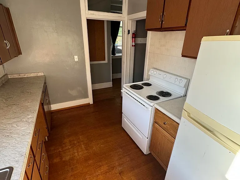 306 W 2nd St — Photo 8