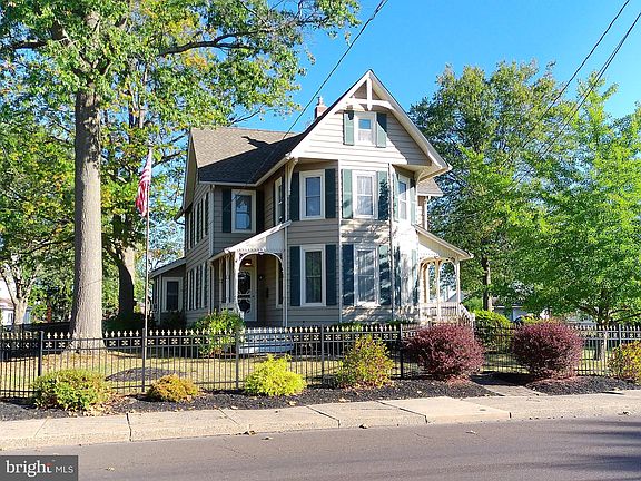 2nd image of 811 W Mill St